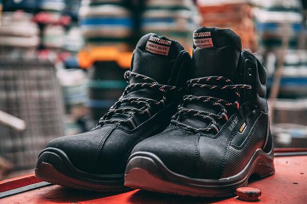 What Are The Main Differences Between The Safety Boot And The Safety Shoes?